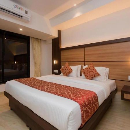 Hotel Mourya Residency Navi Mumbai Esterno foto