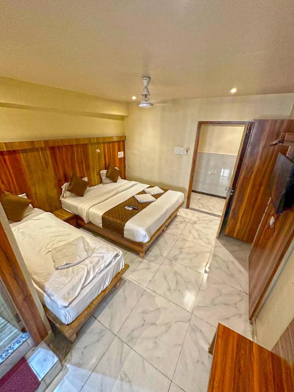 Hotel Mourya Residency Navi Mumbai Esterno foto